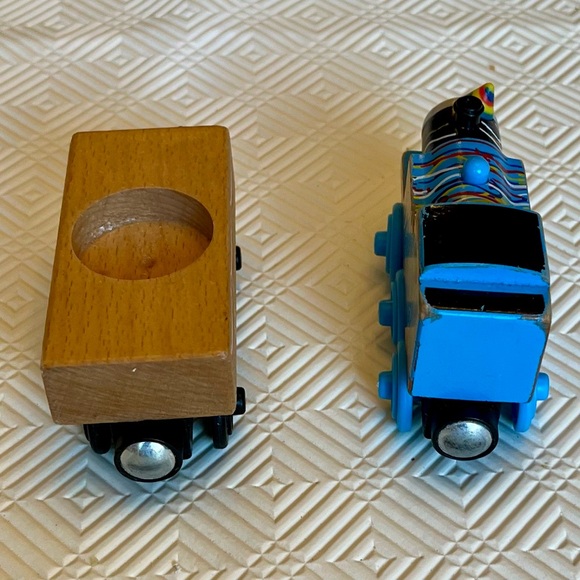 2012 Thomas & Friends Wooden Railway Train Happy Birthday Thomas W/Cargo No Cake - Picture 4 of 7